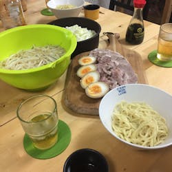 Yuni さんの 天然青竹の流しそうめんで涼を楽しむ/Cool noodle party with bamboo