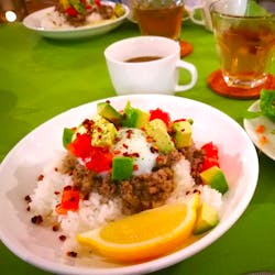 Ryoya さんの タイ風アボカドのグリーンキーマカレー "半熟卵のせ" 