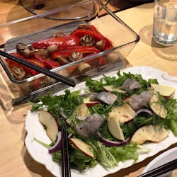 Toshiyuki さんの 【デンマーク×カレー!?ナスのとろとろカレーとデンマークの香りがする副菜作り】 大好き❤️カレーPop-Upデイ。とにかくカレー料理が大好きなCOOKとHIKERが集結😋 楽しいとおいしいはみんなで作る‼️朝から晩までいろんなPop-Upが連続で、まるごと1日みんなで楽しめるPop-Upデイ✨@上野キッチハイクキッチン