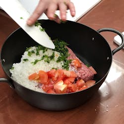 Asako さんの ウズベキスタンの家庭料理―ピーマンの肉詰めと平焼きパン