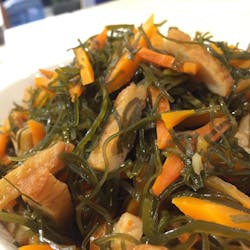 ヨシケイ さんの 〈えび味噌風味の海鮮鍋〉あなたの思い出の味おしえて！美味しいごはんとおしゃべりで元気になろう♪『緑が丘フツーのおうち』の食卓