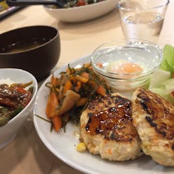 ヨシケイ さんの 〈いかと野菜の油淋ソース〉DIYアイテムがいっぱい！アットホームな『両国ガレージ』の食卓