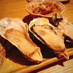 いなせや ハナレ さんの 【30代限定】数十種類の日本酒が並ぶ店内で、旬の鮮魚を使ったおばんざいや炉端焼きを楽しもう。