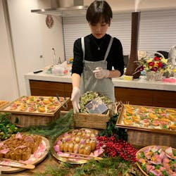 Yuuki さんの 姉妹の特製ローストビーフサンド！ サンドイッチが大好きなCOOKが集結😋 楽しいとおいしいはみんなで作る‼️朝から晩までいろんなPop-Upが連続で、まるごと１日みんなで楽しめるpop-upディ✨ @上野キッチハイクキッチン