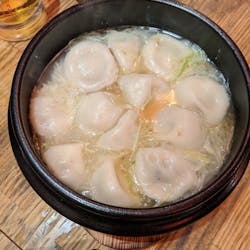 肉汁水餃子 餃包 六本木交差点(ギョーパオ) さんの 【増席しました🎉】これまでにない水餃子「餃包」。塩ごま油をつけて肉汁も楽しもう