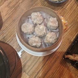 肉汁水餃子 餃包 六本木交差点(ギョーパオ) さんの 【20代限定】これまでにない水餃子「餃包」。塩ごま油をつけて肉汁も楽しもう