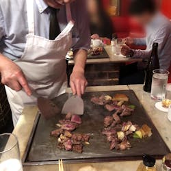 チャイム さんの 【鉄板ステーキ】店主が目の前でステーキを焼いてくれる！創業46年のレトロなステーキハウスで楽しもう