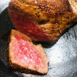 天草畜産農業協同組合 さんの 【配信参加プラン(特産品あり)】とろけるような柔らかさに、あっさりとした脂がおいしい!幻のくまもと黒毛和牛を、畜産農家さんと味わおう。