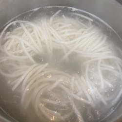 つむぐ、ふくしま さんの “母の味”で、炊き込み簡単いなり寿司。農家民宿のまかないご飯でつながる「つむぐ、ふくしま」の食卓